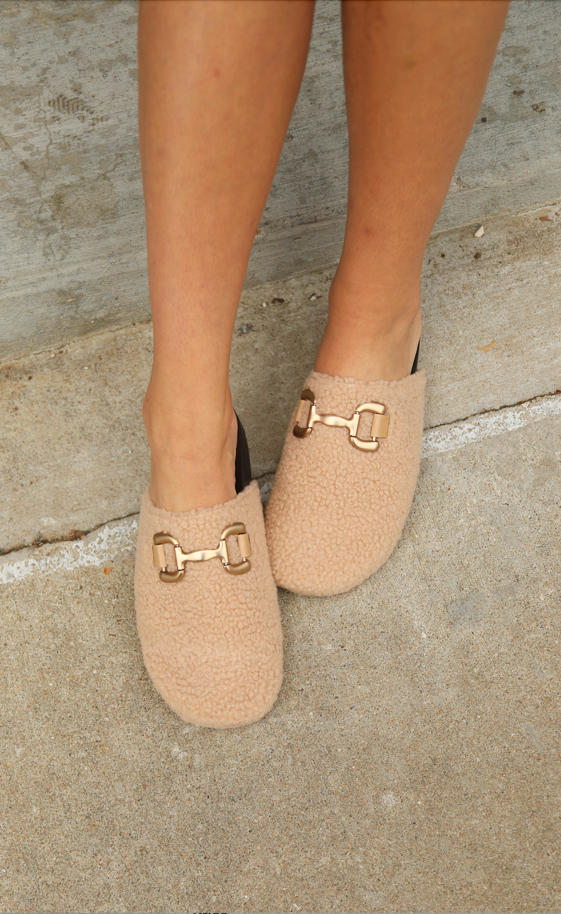 back to friends sherpa slides - beige